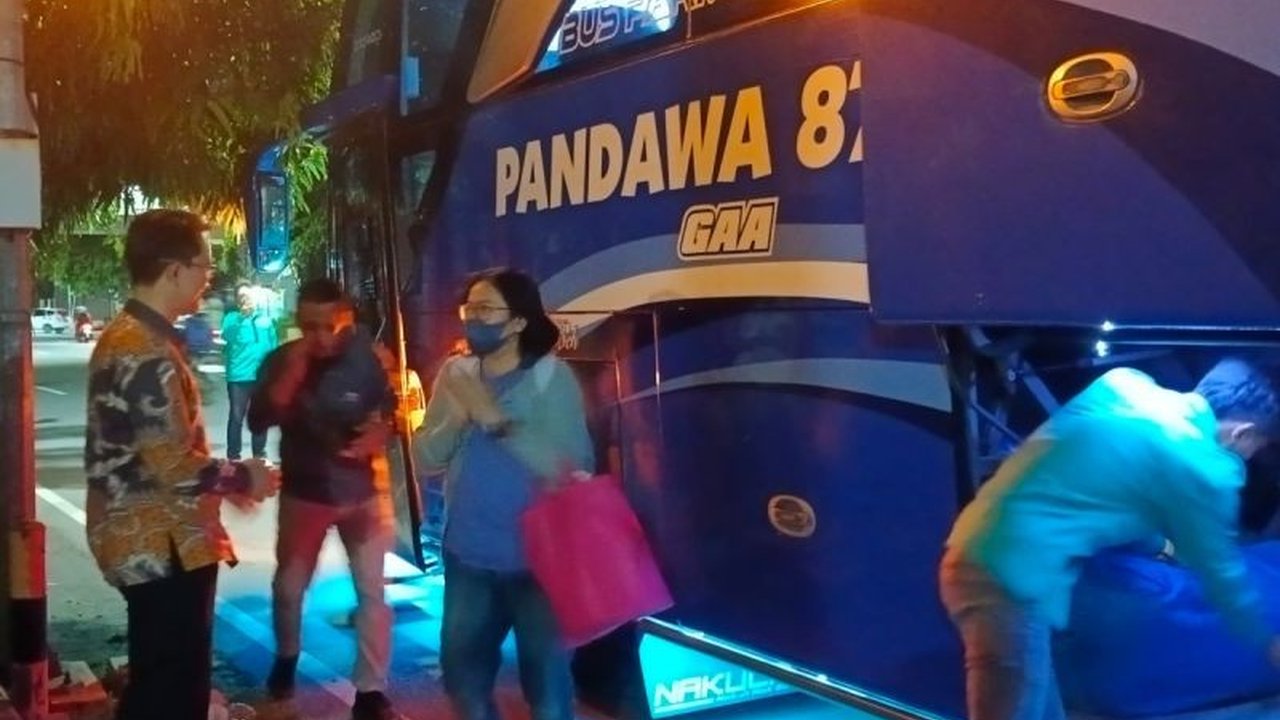 Empat bus program mudik gratis Kemenko Kumham tiba di Semarang, Jawa Tengah, membawa para pegawai dan keluarga mereka yang antusias menikmati perjalanan pulang kampung sebelum Lebaran.