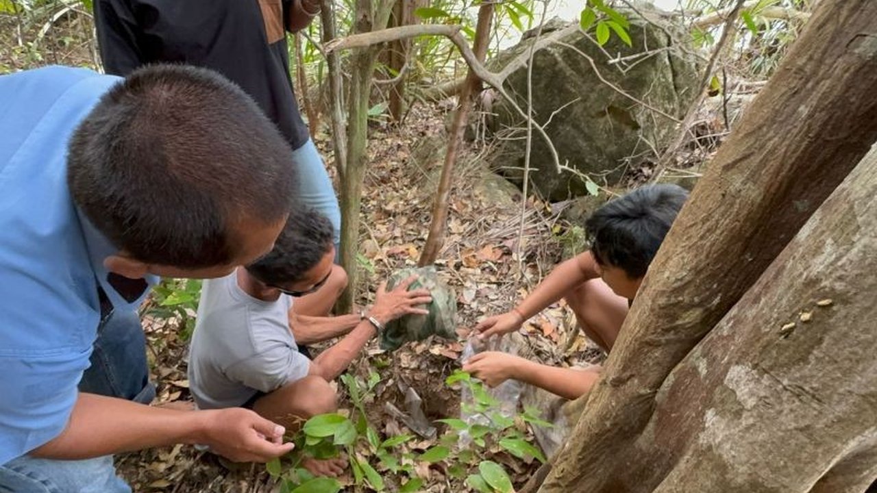 Seorang pengedar narkoba menyerahkan diri ke Polres Anambas setelah dua rekannya ditangkap, dengan barang bukti lebih dari 1 kg sabu yang ditemukan terkubur di pantai.