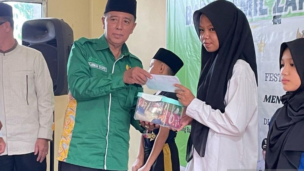 Baznas OKU sukses renovasi dua rumah warga miskin di Baturaja melalui program RTLH, memberikan hunian layak dan meningkatkan kualitas hidup mustahik.