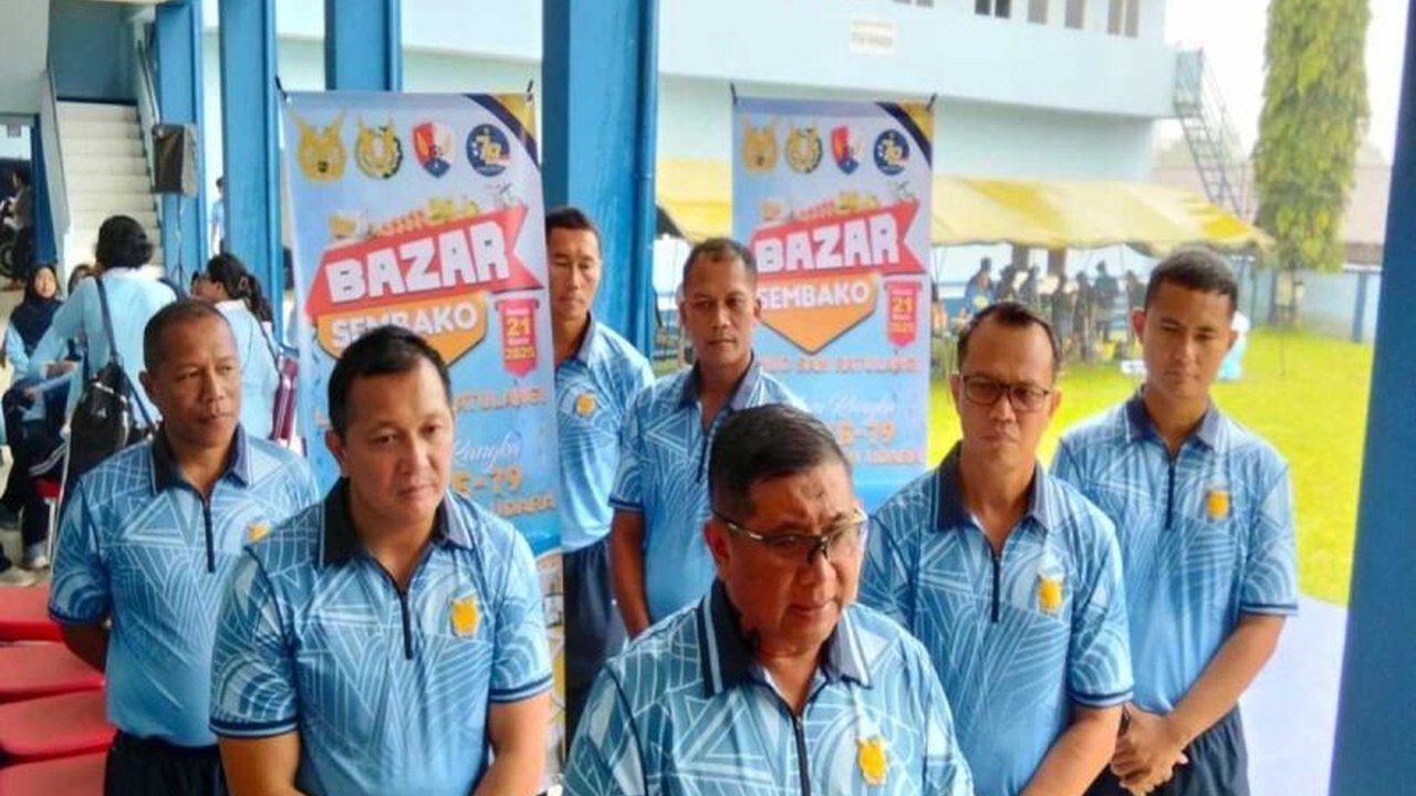 Lanud Sam Ratulangi Manado menggelar bazar sembako murah dalam rangka HUT ke-79 TNI AU, membantu meringankan beban masyarakat menjelang Lebaran dengan harga terjangkau.