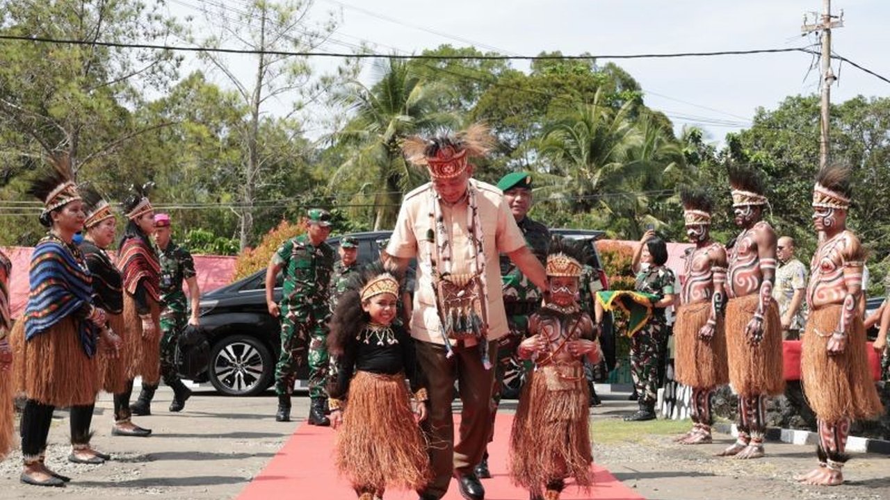 Menteri Pertahanan Sjafrie Sjamsoeddin mengunjungi Rindam XVII/Cenderawasih di Papua untuk meninjau kesiapan prajurit dan fasilitas, serta mengapresiasi kesiapan mereka dalam menjaga kedaulatan negara.