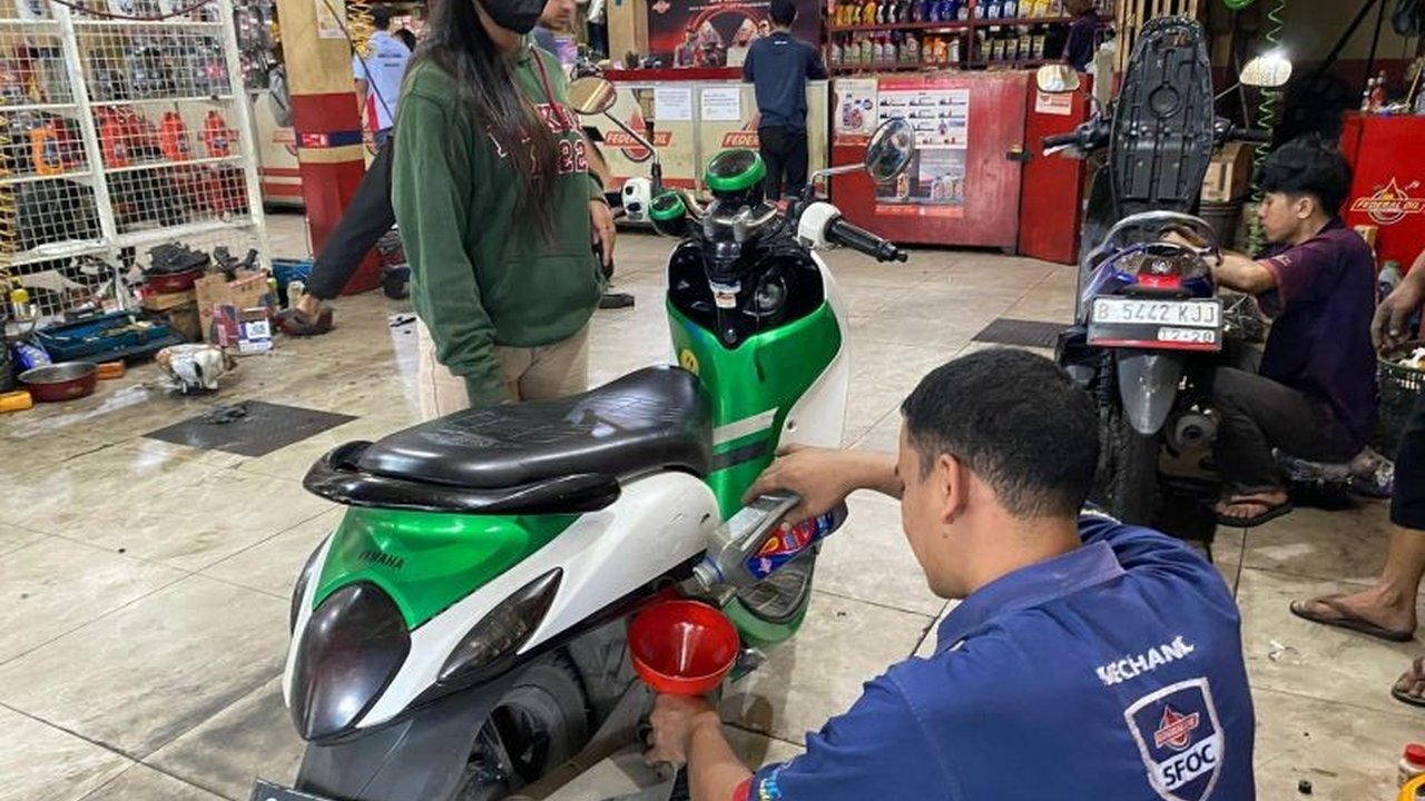Sebelum melakukan perjalanan jauh, terutama saat mudik Lebaran, pastikan kondisi mesin motor Anda prima dengan servis berkala dan oli berkualitas, seperti Federal Matic yang menawarkan efisiensi bahan bakar dan performa optimal.