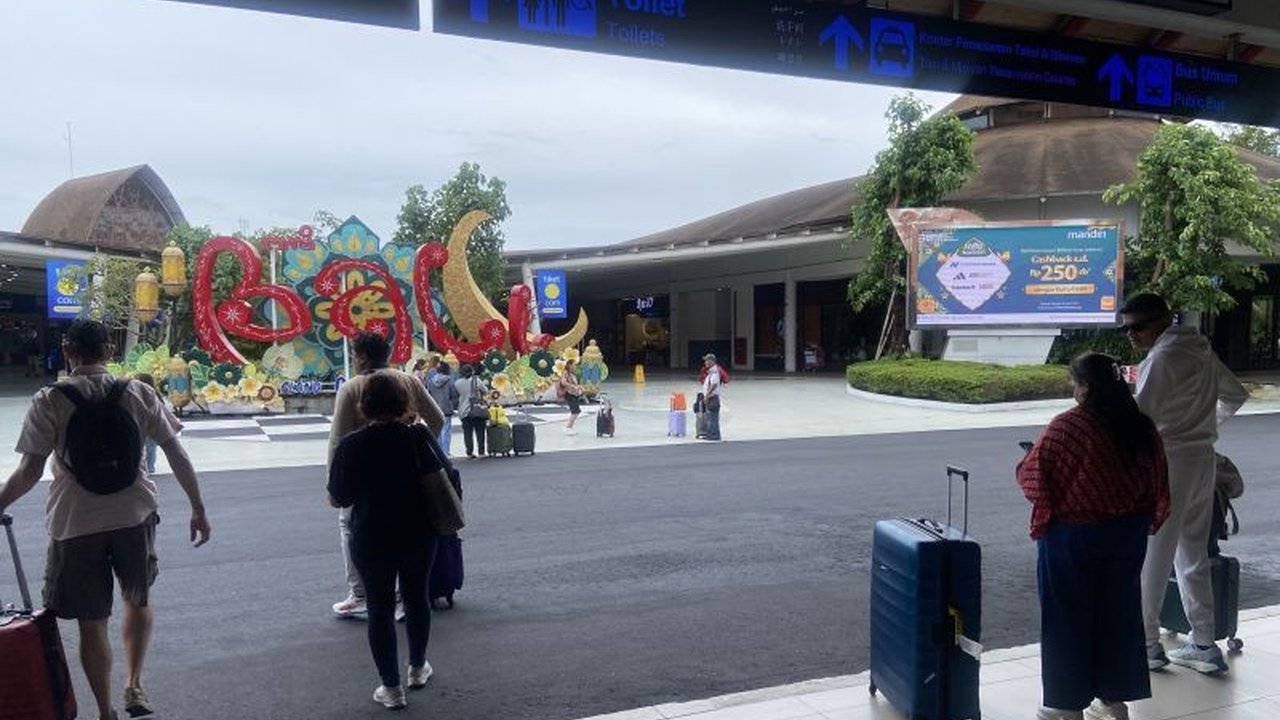 Erupsi Gunung Lewotobi Laki-laki di NTT menyebabkan pembatalan 16 penerbangan internasional di Bandara I Gusti Ngurah Rai, Bali, pada Jumat, 21 Maret 2023,  dampaknya pada sejumlah rute penerbangan internasional.