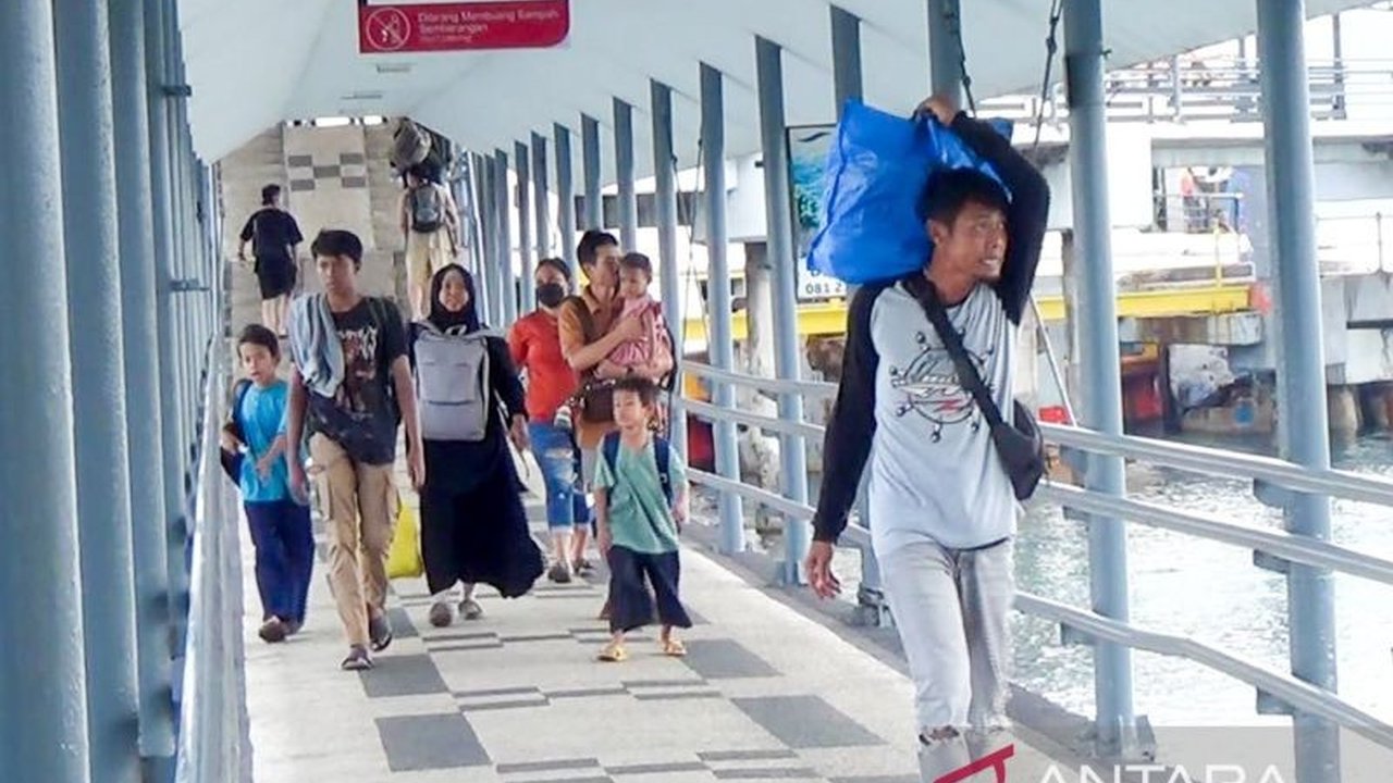 PT ASDP Indonesia Ferry Cabang Ketapang mencatat lonjakan signifikan arus mudik dari Pelabuhan Gilimanuk ke Ketapang pada H-11 dan H-10 Lebaran 2025, dengan prediksi puncak arus mudik terjadi pada 26-27 Maret.