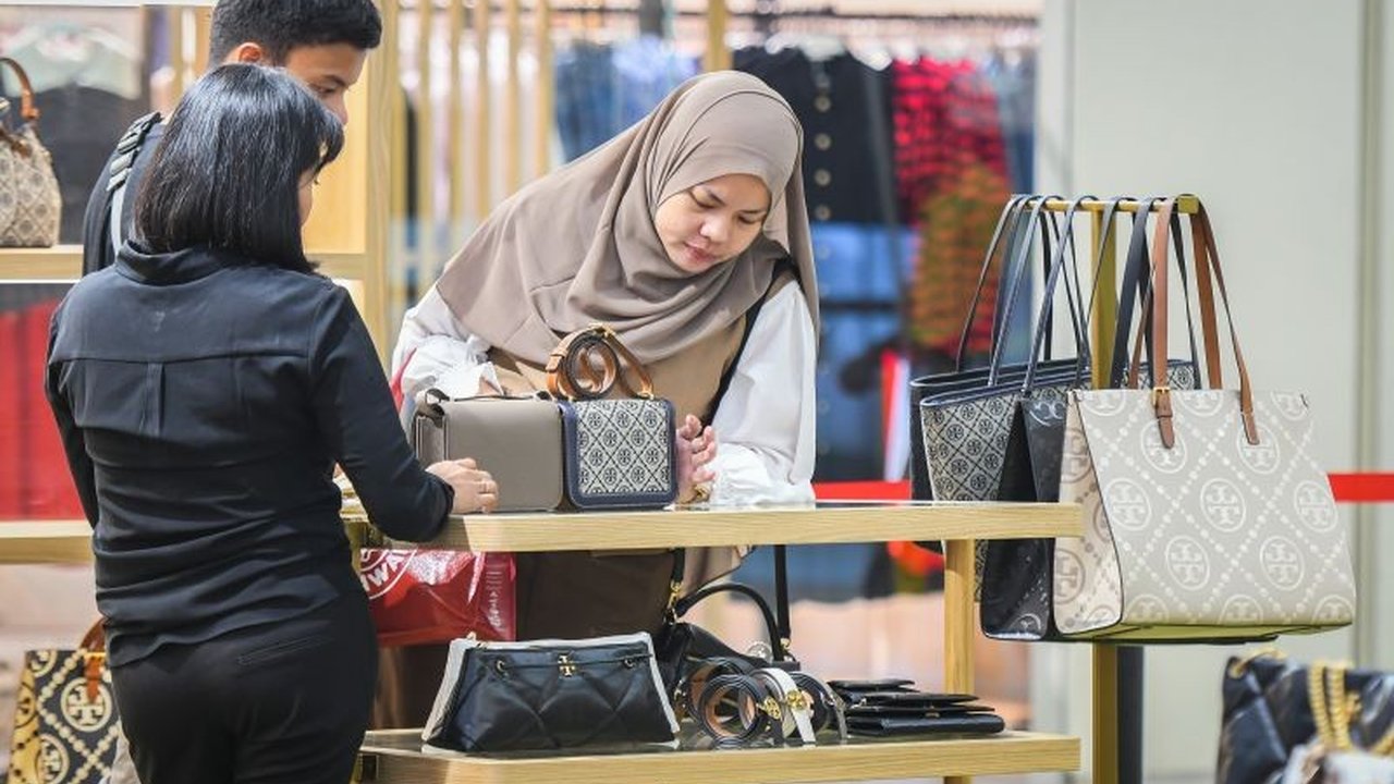 Dosen FEB UGM, Akhmad Akbar Susamto, mengingatkan masyarakat agar bijak dalam berbelanja saat promo Lebaran untuk menghindari pengeluaran yang membengkak akibat belanja impulsif.