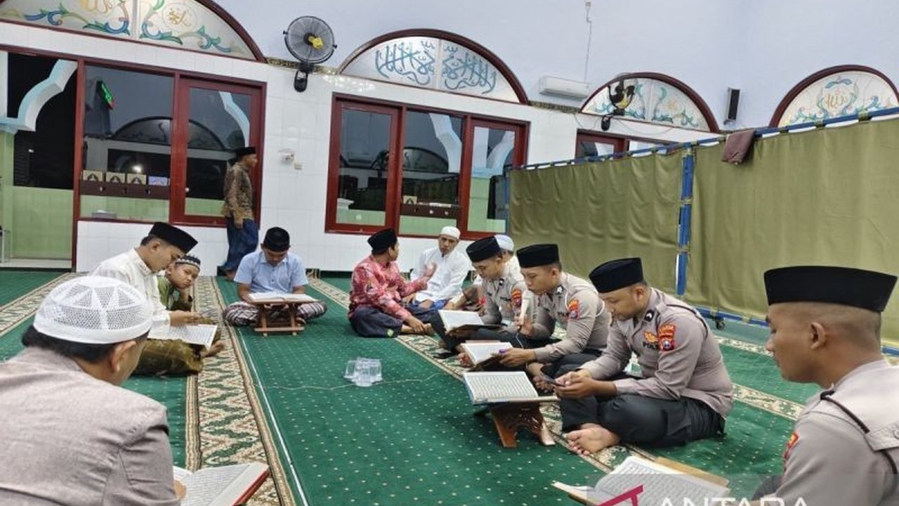 Polres Pamekasan meningkatkan keamanan dan kerukunan di bulan Ramadhan melalui program tarawih dan tadarus keliling, sekaligus mendekatkan diri dengan masyarakat.