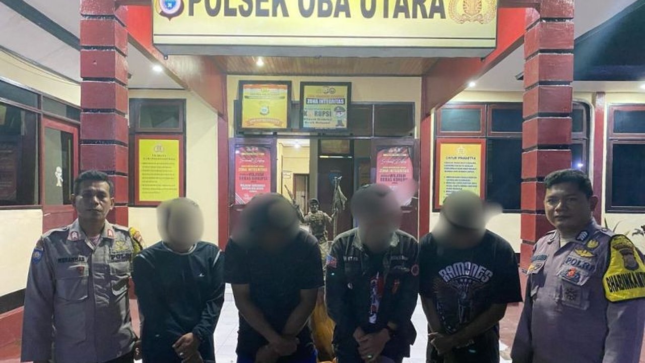 Empat penjudi domino ditangkap di sebuah kos-kosan di Ternate saat Ramadan setelah polisi menerima laporan dari warga yang resah.