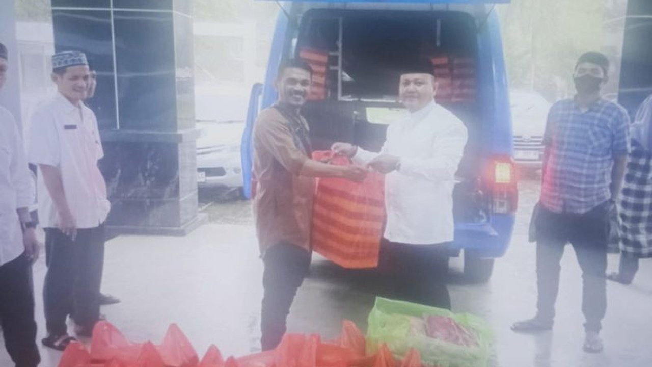 Dinas Perpustakaan dan Kearsipan Provinsi Sulawesi Selatan berbagi ratusan paket takjil dan pakaian layak pakai kepada kaum dhuafa di Makassar sebagai wujud kepedulian sosial di bulan Ramadhan.