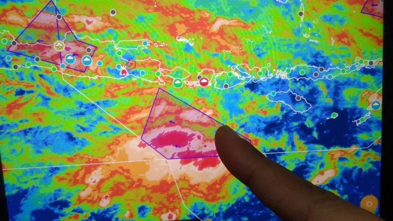 Bibit siklon 92S dan faktor meteorologis lainnya berpotensi menyebabkan cuaca ekstrem di Bali, meliputi hujan lebat, angin kencang, dan gelombang tinggi hingga 25 Maret 2025.