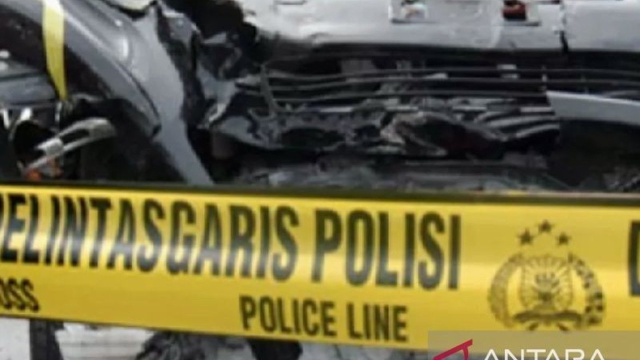 Kecelakaan dua truk di Tol Cipali KM 87,600 Subang Jawa Barat mengakibatkan dua orang meninggal dunia; diduga akibat kurangnya antisipasi pengemudi.