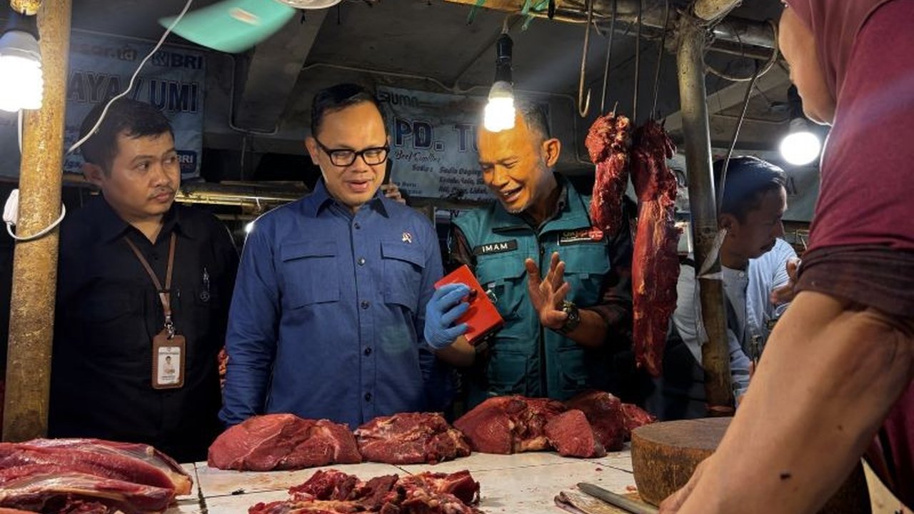 Wamendagri Bima Arya memantau harga bahan pokok di Pasar Kosambi Bandung menjelang Lebaran 2025 dan memastikan harga terkendali, kecuali sedikit kenaikan harga ayam dan bawang merah akibat cuaca buruk.