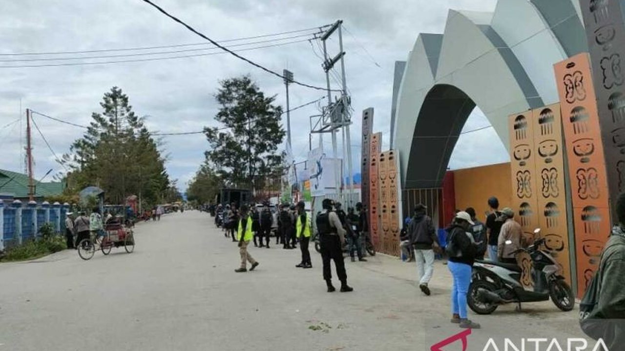 Polres Jayawijaya mengerahkan 85 personel gabungan untuk mengamankan pembukaan Liga Empat Zona Papua Pegunungan di Wamena, Sabtu (22/3), guna mencegah hal-hal yang tidak diinginkan selama pertandingan berlangsung.