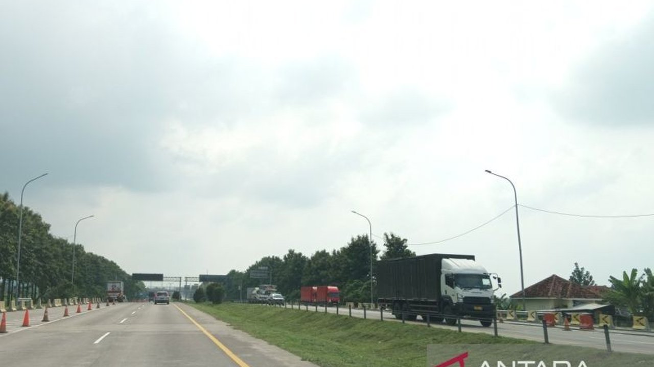 Lonjakan kendaraan di Tol Cipali menuju Cirebon mencapai 15.000 unit hingga siang ini, meningkat 40,6 persen dibanding hari sebelumnya, menjadi indikasi awal dimulainya arus mudik Lebaran.