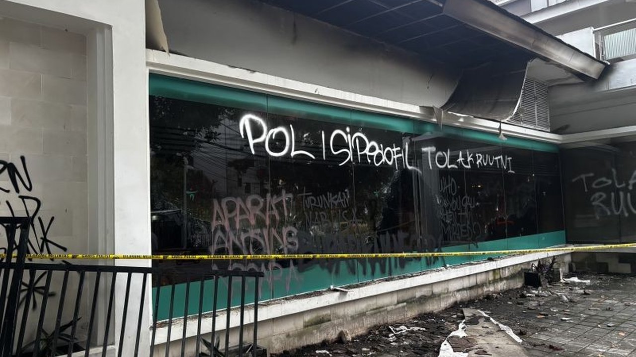 Polrestabes Bandung gencar selidiki pembakaran kantor Hana Bank di Jalan Ir. H. Juanda, diduga dilakukan massa saat demo tolak RUU TNI di Gedung DPRD Jabar.