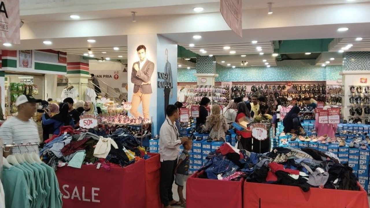 Jelang Lebaran 2025, masyarakat Palembang membanjiri pusat perbelanjaan seperti Pasar 16 Ilir dan Ramayana untuk berburu pakaian baru menggunakan THR,  menunjukkan peningkatan ekonomi yang signifikan.