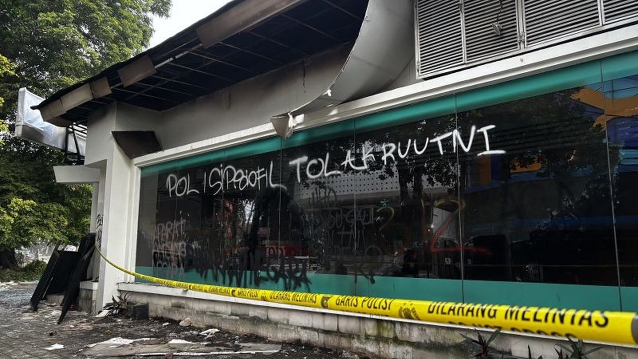 Wali Kota Bandung menyesalkan pembakaran kantor Hana Bank oleh massa saat demo di Bandung, dan menegaskan pentingnya menjaga keamanan dan ketertiban umum.