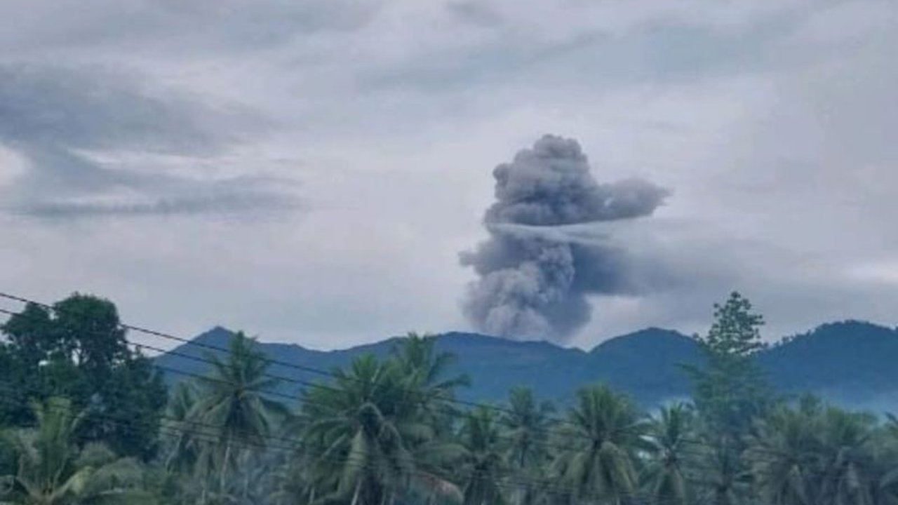 Gunung Dukono di Halmahera Utara kembali erupsi pada Sabtu pagi, menyemburkan kolom abu setinggi 1.100 meter dan pihak berwenang mengimbau masyarakat untuk tetap waspada.
