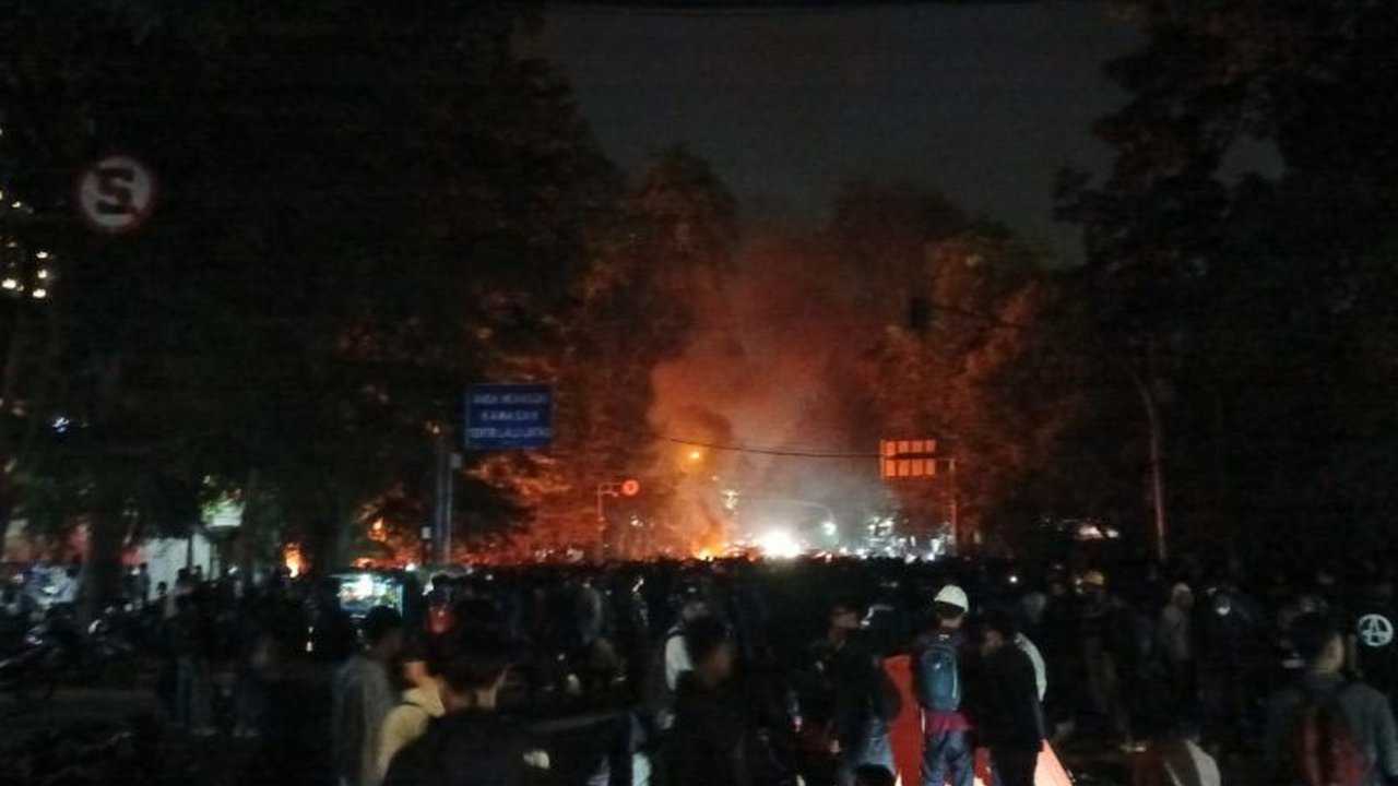 Aliansi Jurnalis Independen (AJI) Bandung mengecam aksi kekerasan terhadap wartawan Kompas, Faqih Rohman Syafei, yang dipukul massa saat meliput demonstrasi di Gedung DPRD Jabar.