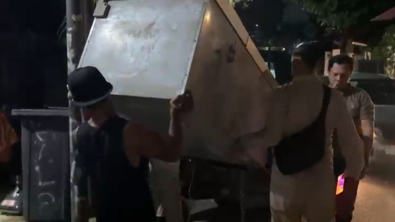 Seorang sekuriti di Jakarta Selatan ditangkap karena mencuri kulkas, AC, dan barang-barang lainnya dari rumah majikannya; pelaku telah buron selama tiga bulan.