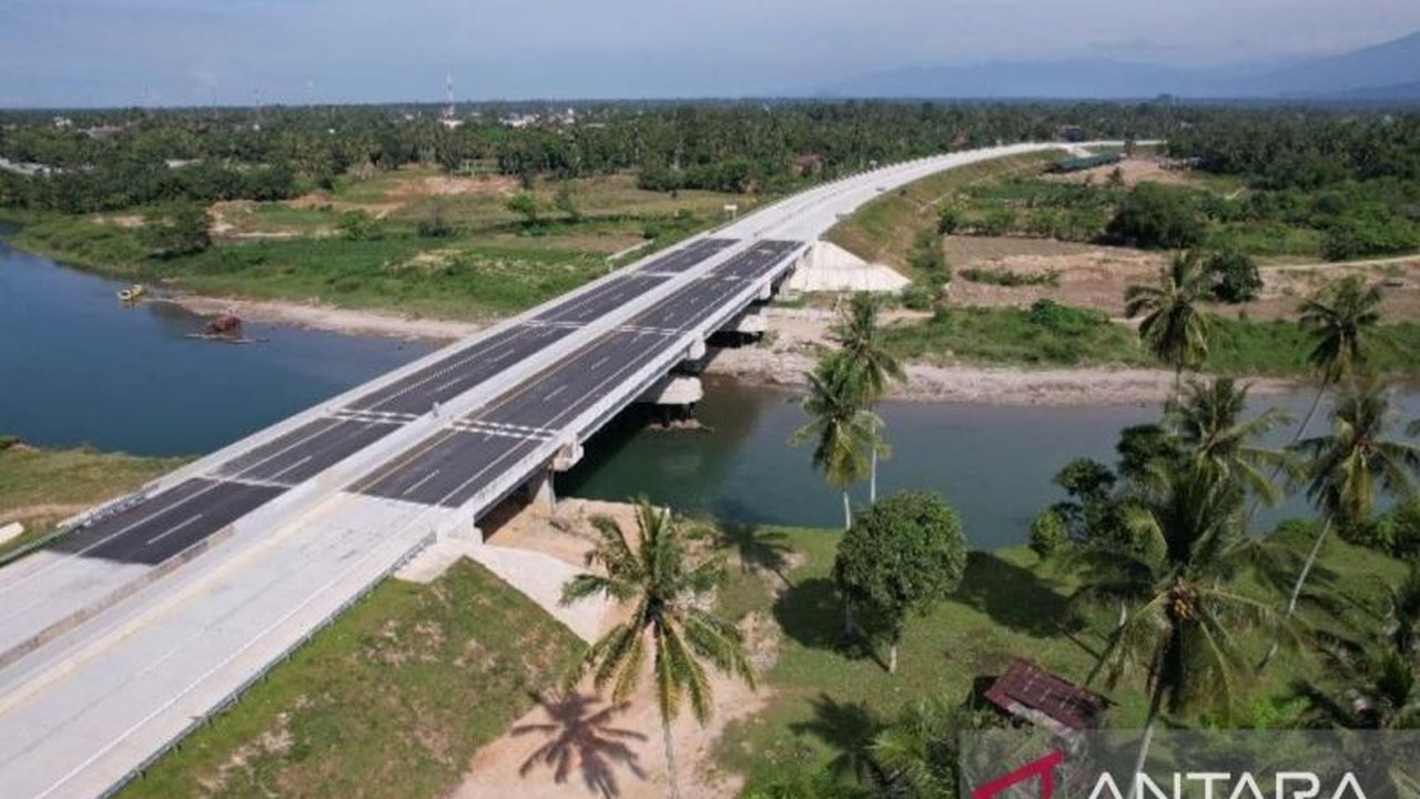 Hanya kendaraan golongan I yang diizinkan melintasi Tol Padang-Sicincin sepanjang 35,90 kilometer selama periode mudik dan balik Lebaran 2025, demi keamanan dan kenyamanan pengguna jalan.