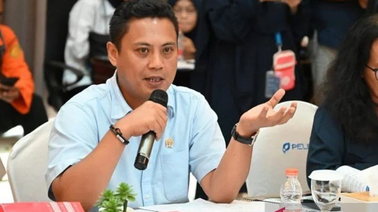 Wakil Ketua Komisi V DPR RI meminta Pemerintah Provinsi Sulawesi Selatan untuk mengaktifkan kembali layanan Teman Bus Mamminasata setelah subsidi pemerintah pusat berakhir pada 2024, mendorong kolaborasi antara pemerintah pusat dan daerah.