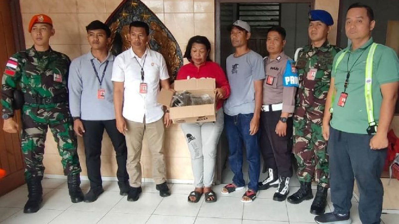 Seorang ibu rumah tangga berinisial FS (51) ditangkap di Bandara Sentani karena kedapatan membawa 141 paket ganja dalam tasnya, saat hendak terbang ke Timika.