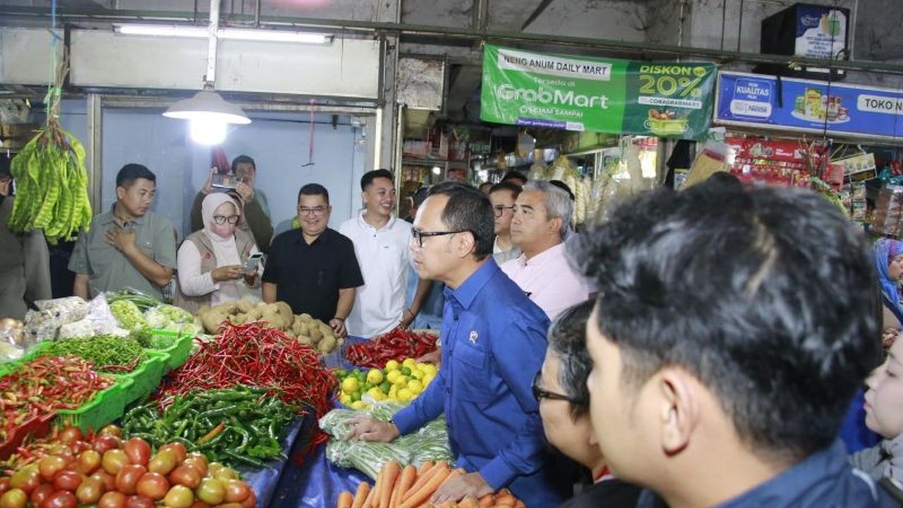 Wakil Menteri Dalam Negeri memastikan harga bahan pokok di Pasar Kosambi, Bandung, tetap stabil menjelang Lebaran, meskipun beberapa komoditas mengalami kenaikan harga yang masih wajar.