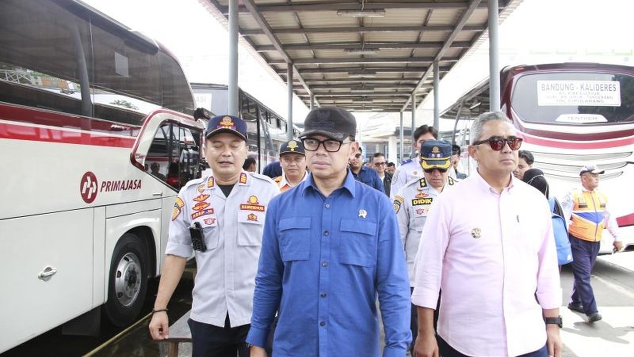 Jelang mudik Lebaran, Wamendagri Bima Arya Sugiarto meninjau kesiapan armada bus di Terminal Leuwipanjang, Bandung, mengecek kelayakan dan fisik kendaraan untuk mencegah kecelakaan.