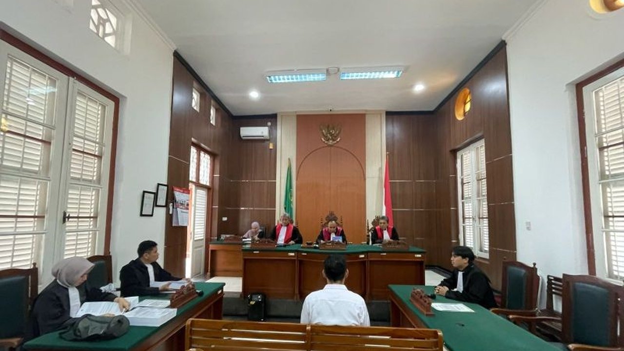 Asmara Hady, mantan pejabat PT Surveyor Indonesia Cabang Makassar, dituntut 8,5 tahun penjara dan denda Rp500 juta terkait kasus korupsi proyek jasa pengawasan yang merugikan negara lebih dari Rp806 juta.