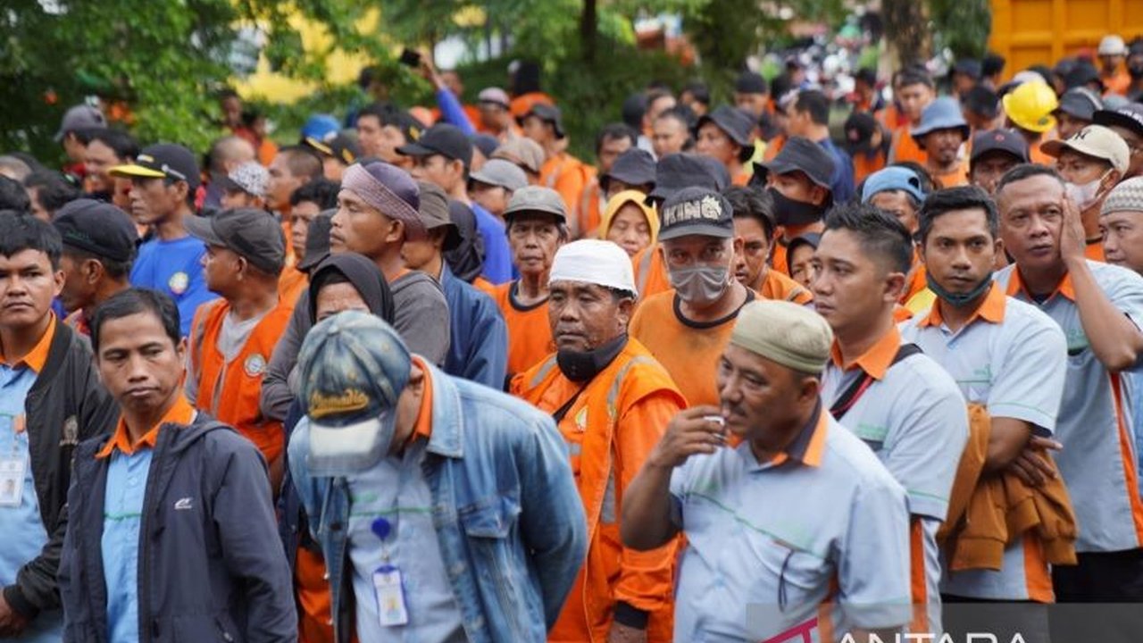 Wali Kota Pontianak, Edi Rusdi Kamtono, menyerahkan bantuan paket sembako dari Yayasan dan Rumah Sakit Kharitas Bhakti kepada 728 petugas kebersihan PPSU, sebagai apresiasi atas dedikasi mereka menjaga kebersihan kota.