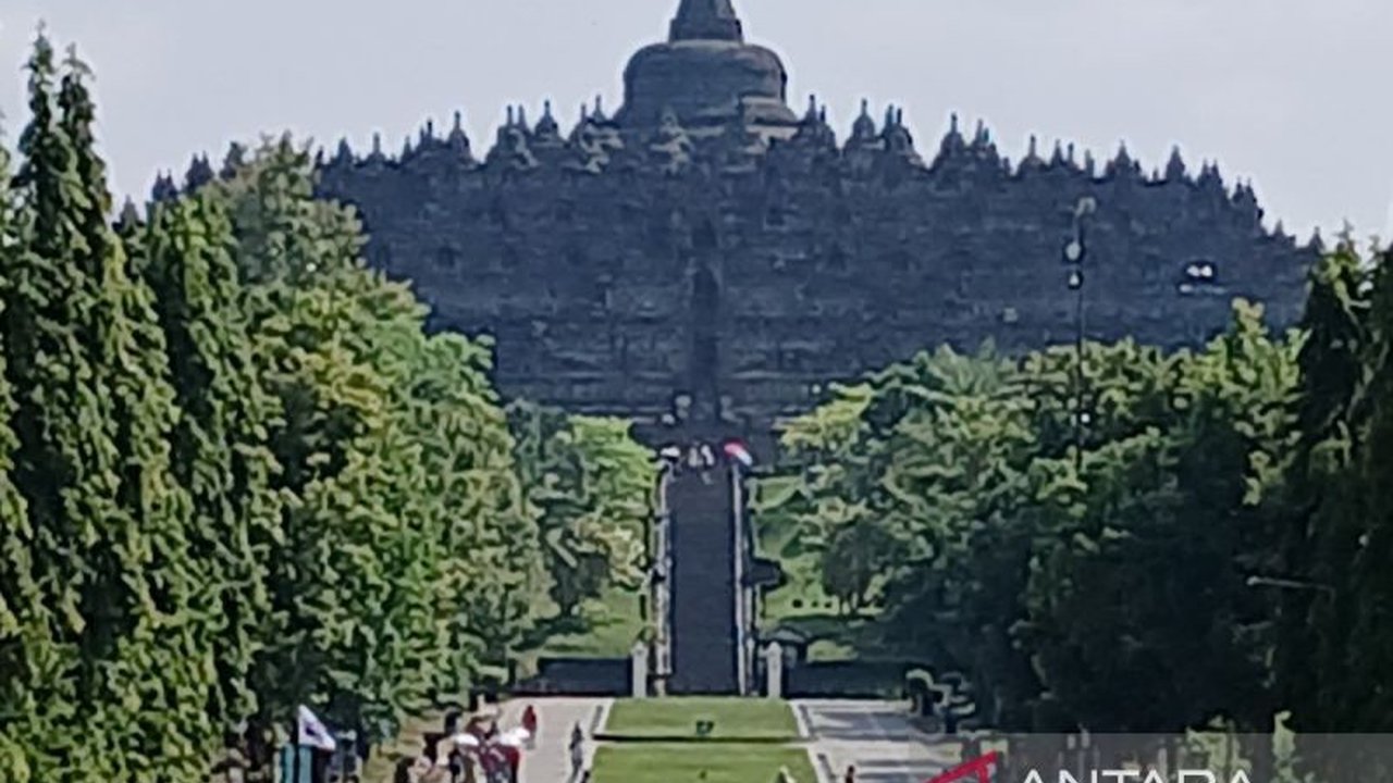 Candi Borobudur memasang target ambisius dengan memprediksi kedatangan 76.000 wisatawan selama libur Lebaran 2025, meningkat 34 persen dari tahun sebelumnya, dengan berbagai acara budaya untuk menarik minat pengunjung.
