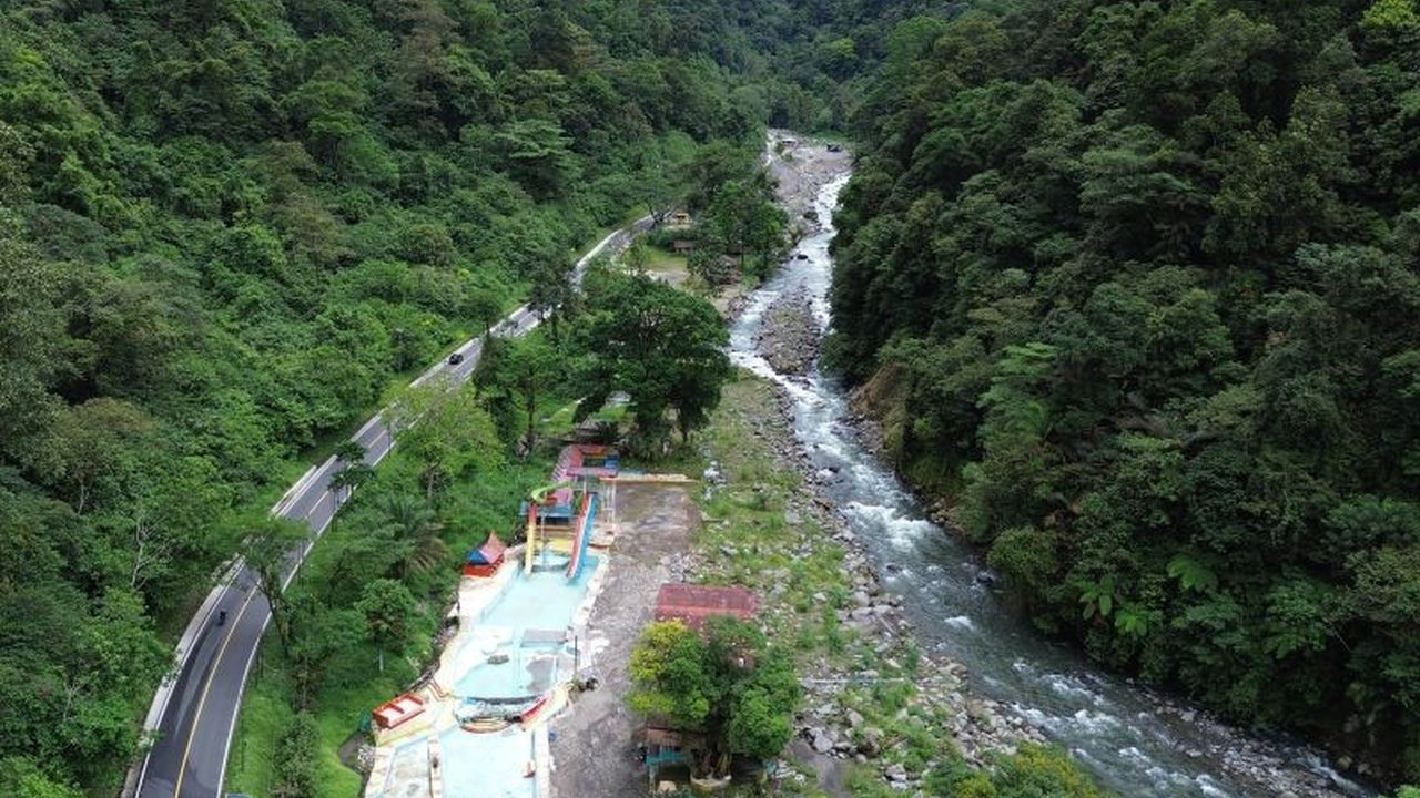 Banjir dan krisis air bersih di Jabodetabek akibat degradasi hutan di hulu; solusi jangka panjang dibutuhkan untuk melindungi sumber daya air perkotaan.