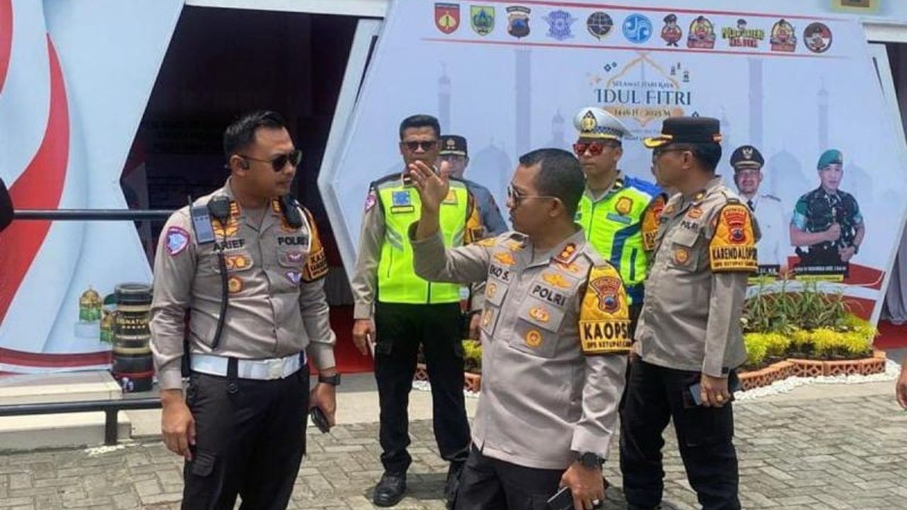 Kapolres Pemalang, AKBP Eko Sunaryo, meninjau langsung kesiapan pos pengamanan dan personel dalam Operasi Ketupat Candi 2025 untuk mengamankan arus mudik Lebaran 2025.