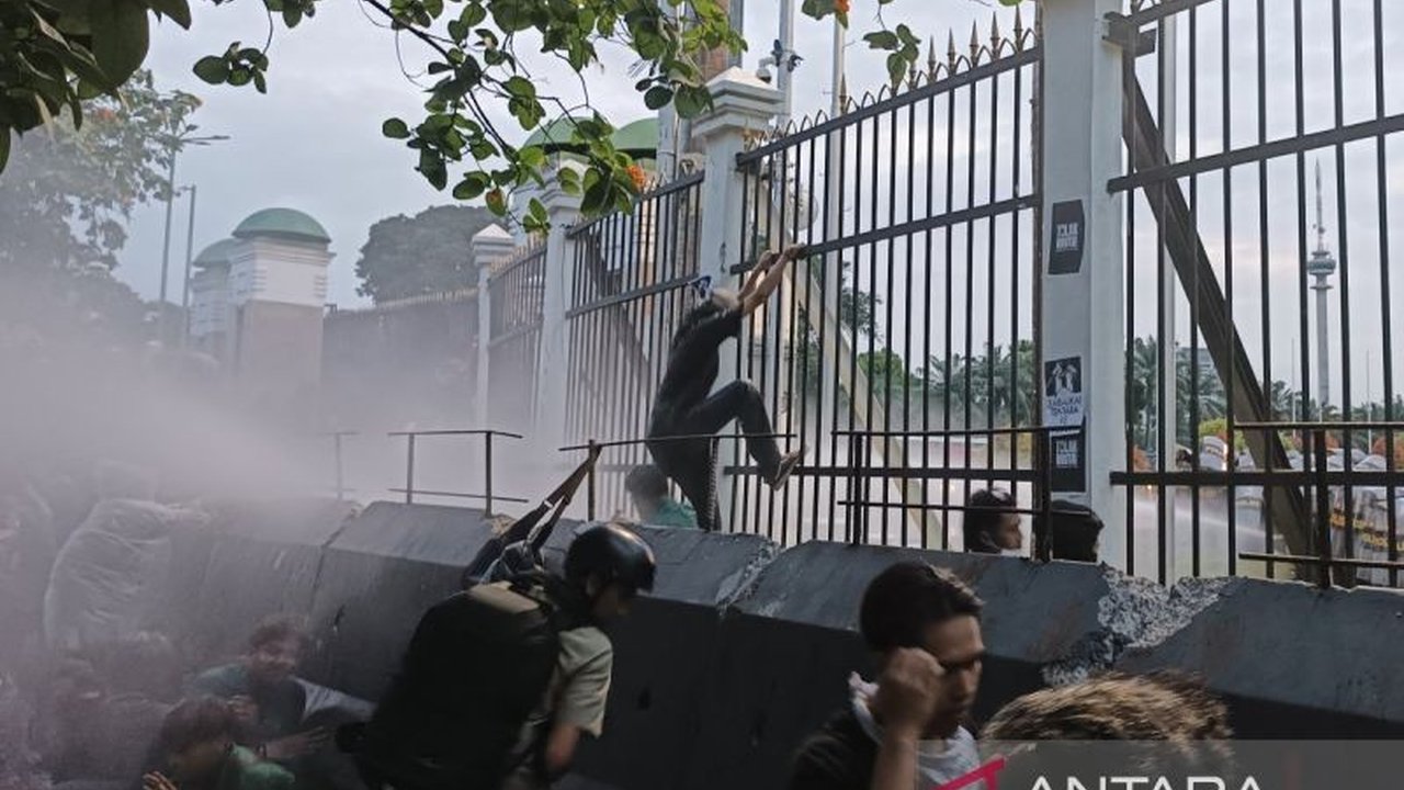 Massa aksi menolak RUU TNI di depan gedung DPR mencoba jebol pagar, polisi respon dengan water cannon setelah pagar berhasil dirusak.