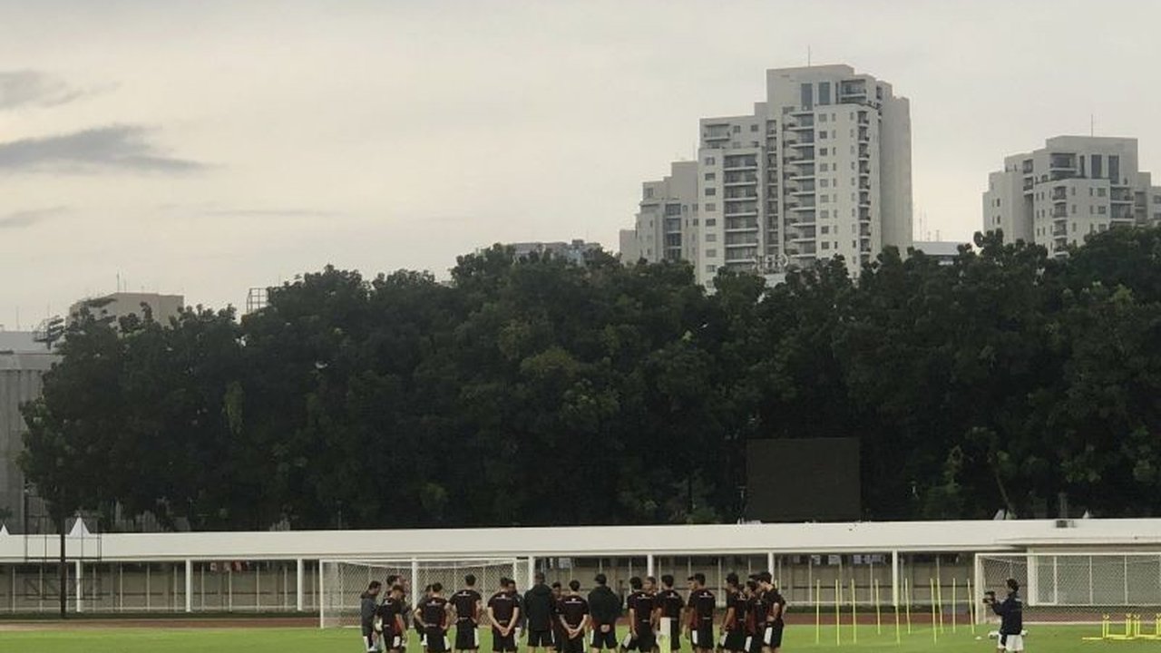 Timnas Indonesia menggelar latihan perdana di Jakarta tanpa Mees Hilgers, Sandy Walsh, dan Ole Romeny, tetap optimistis menatap laga melawan Bahrain demi peluang lolos ke Piala Dunia 2026.