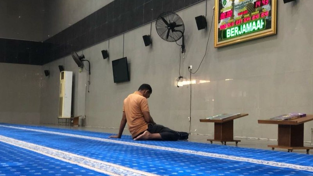 Masjid Raya Al Fatah di Ambon diramaikan oleh umat Muslim yang melaksanakan iktikaf di 10 hari terakhir Ramadhan untuk menyambut malam Lailatul Qadar yang penuh berkah.
