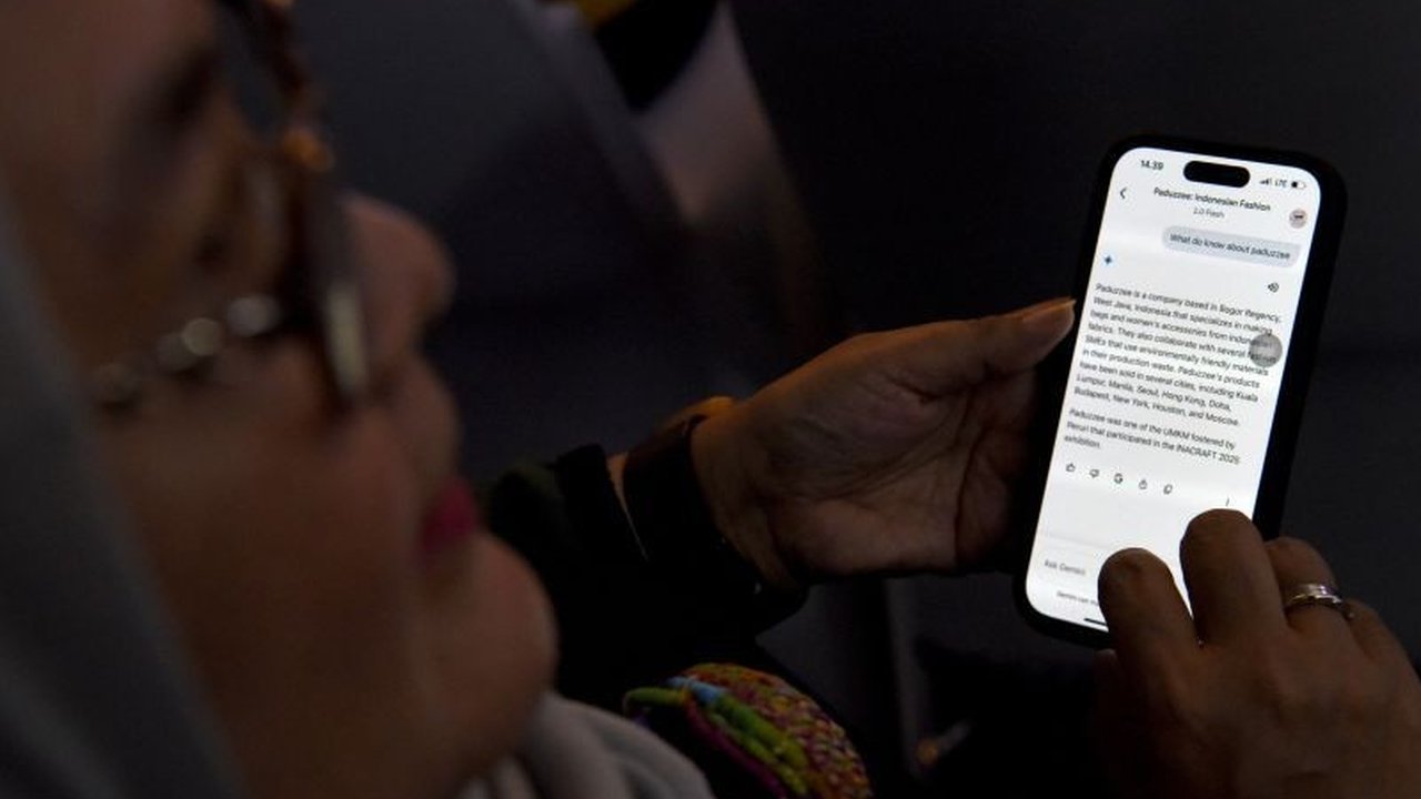 AI generatif membawa risiko keamanan siber yang signifikan, mulai dari kebocoran data hingga manipulasi output; artikel ini membahas mitigasi risiko tersebut di Indonesia.