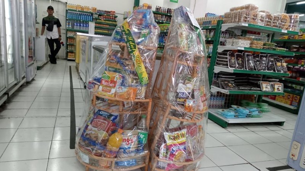 BBPOM Mataram gencar awasi isi parsel Lebaran 2025 di retail modern Kota Mataram untuk memastikan keamanan dan kehalalan produk demi perlindungan konsumen.