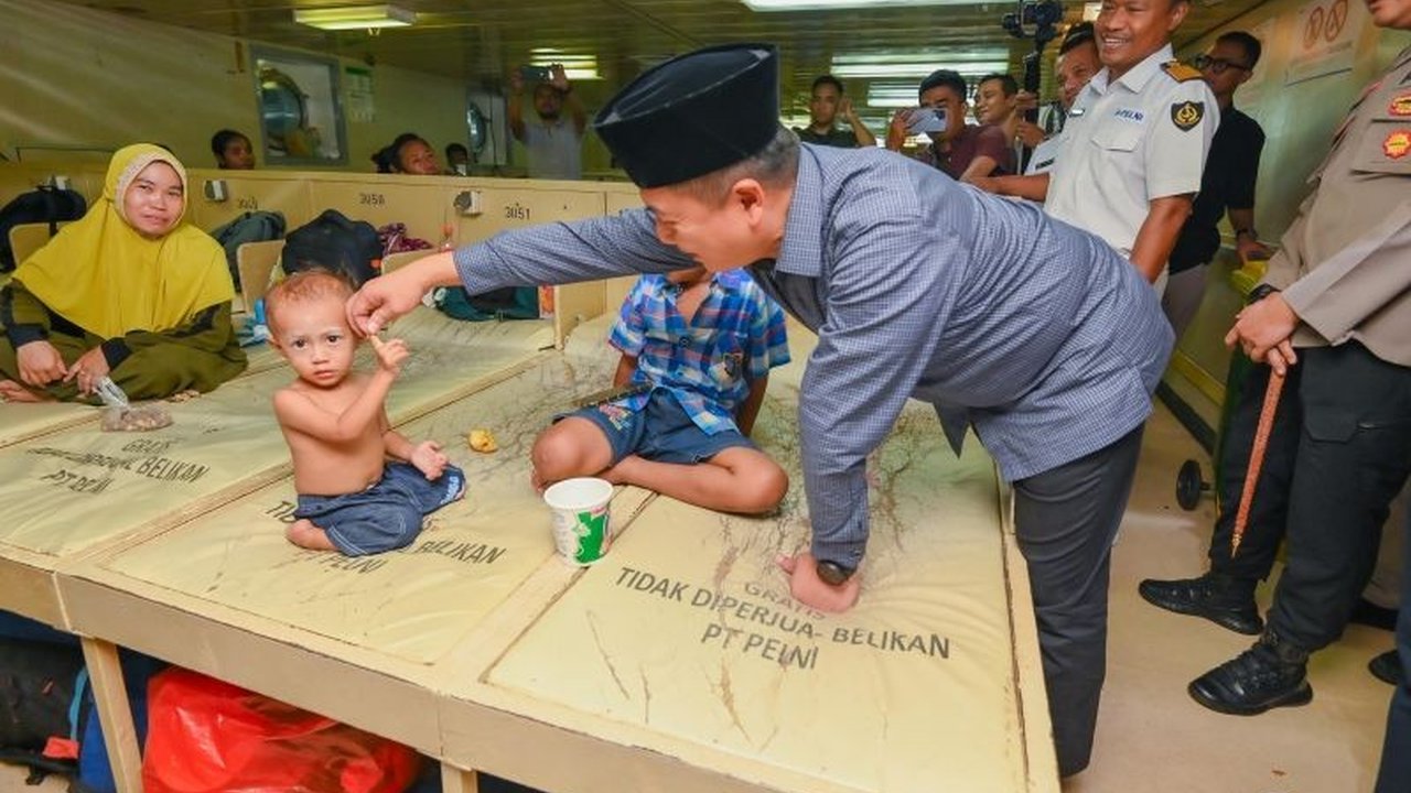 Pelabuhan Bima di Nusa Tenggara Barat dipadati ribuan pemudik jalur laut yang memanfaatkan mudik lebih awal untuk menghindari kepadatan di puncak arus mudik Lebaran 2025.