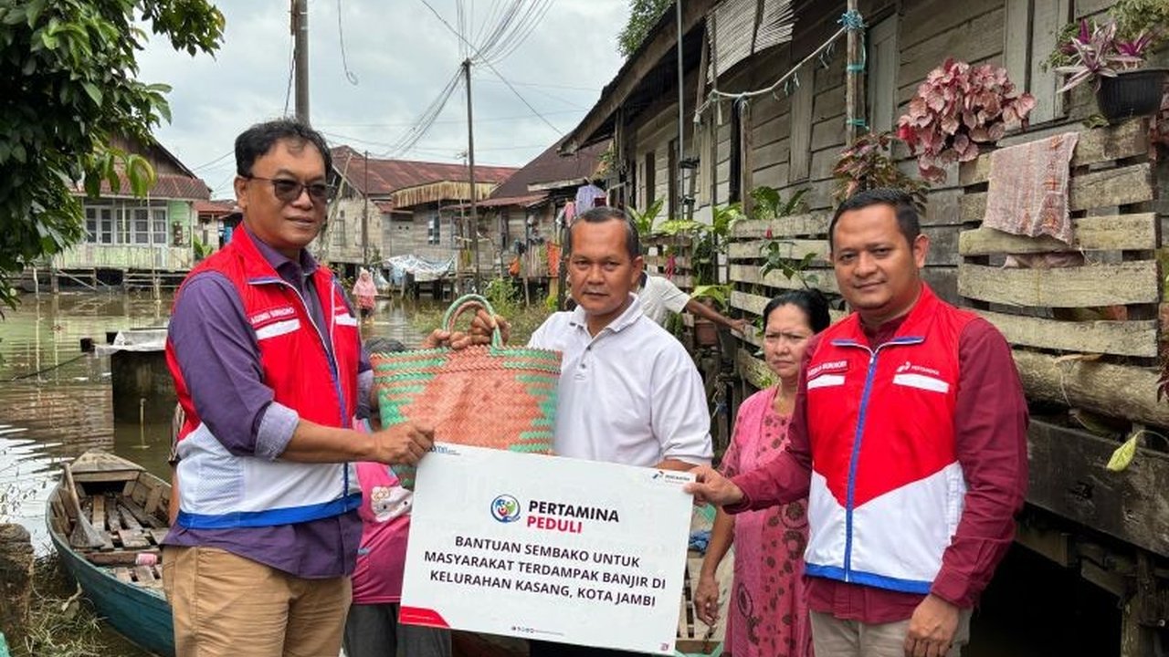 Pertamina Patra Niaga Regional Sumbagsel menyalurkan 140 paket sembako bagi 363 kepala keluarga di Kelurahan Kasang, Jambi, yang terdampak banjir akibat luapan Sungai Batanghari.