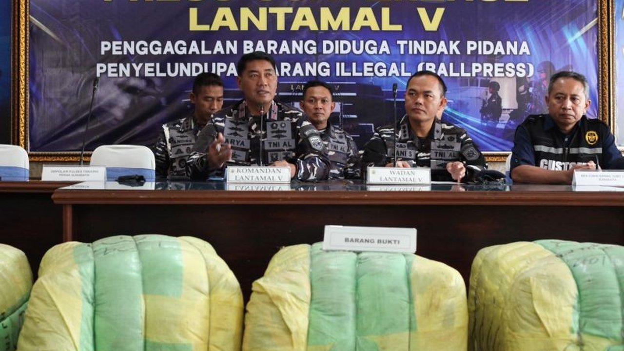 Tim gabungan Lantamal V Surabaya menggagalkan penyelundupan 103 koli pakaian bekas impor ilegal senilai Rp515 juta, yang diduga melibatkan sindikat penyelundupan antar pulau.