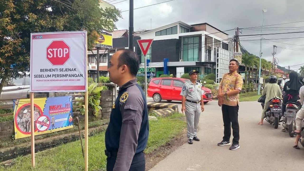 Pemerintah Kota Singkawang memasang pita kejut di perempatan Jalan Firdaus 1 untuk mengurangi angka kecelakaan lalu lintas yang disebabkan oleh minimnya kesadaran pengendara dan pandangan terhalang bangunan.