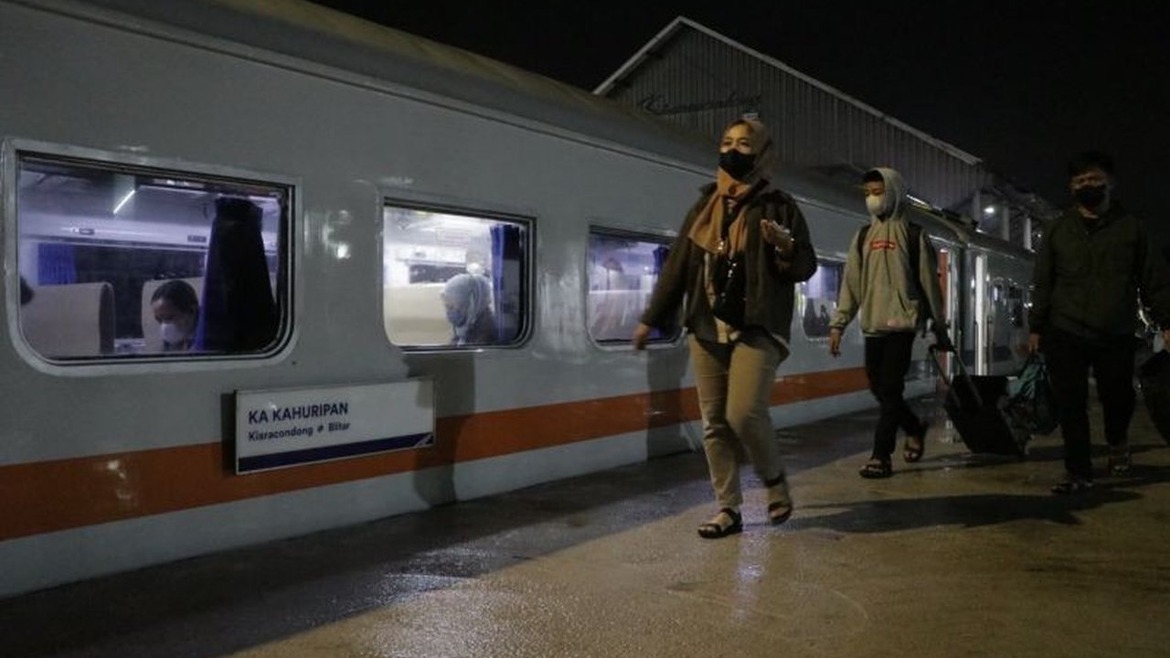 Sebanyak 25.705 penumpang kereta api di Daop 2 Bandung memilih mudik lebih awal untuk menghindari kepadatan arus mudik Lebaran 2025, dengan berbagai persiapan telah dilakukan oleh KAI.
