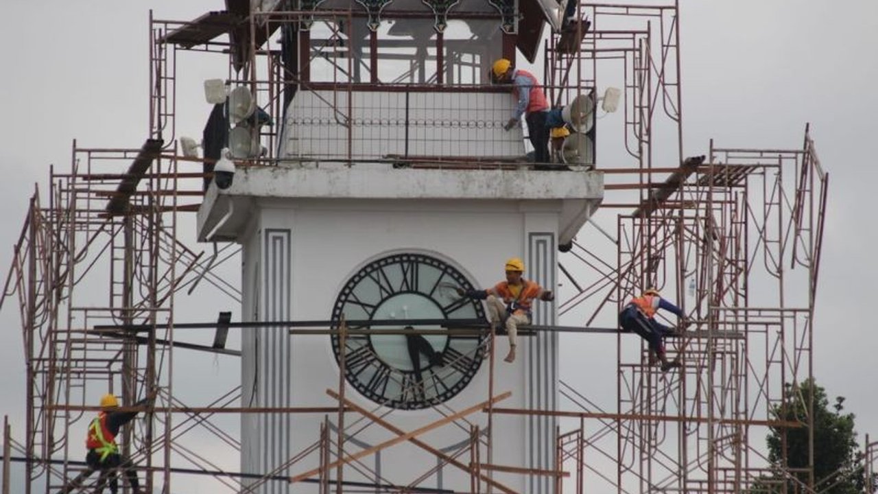 Pemkot Bukittinggi lakukan pengecatan ulang Jam Gadang dan pembenahan kawasan pedestrian untuk menyambut Lebaran 1445 H, sekaligus memperingati satu abad Jam Gadang di tahun 2026.