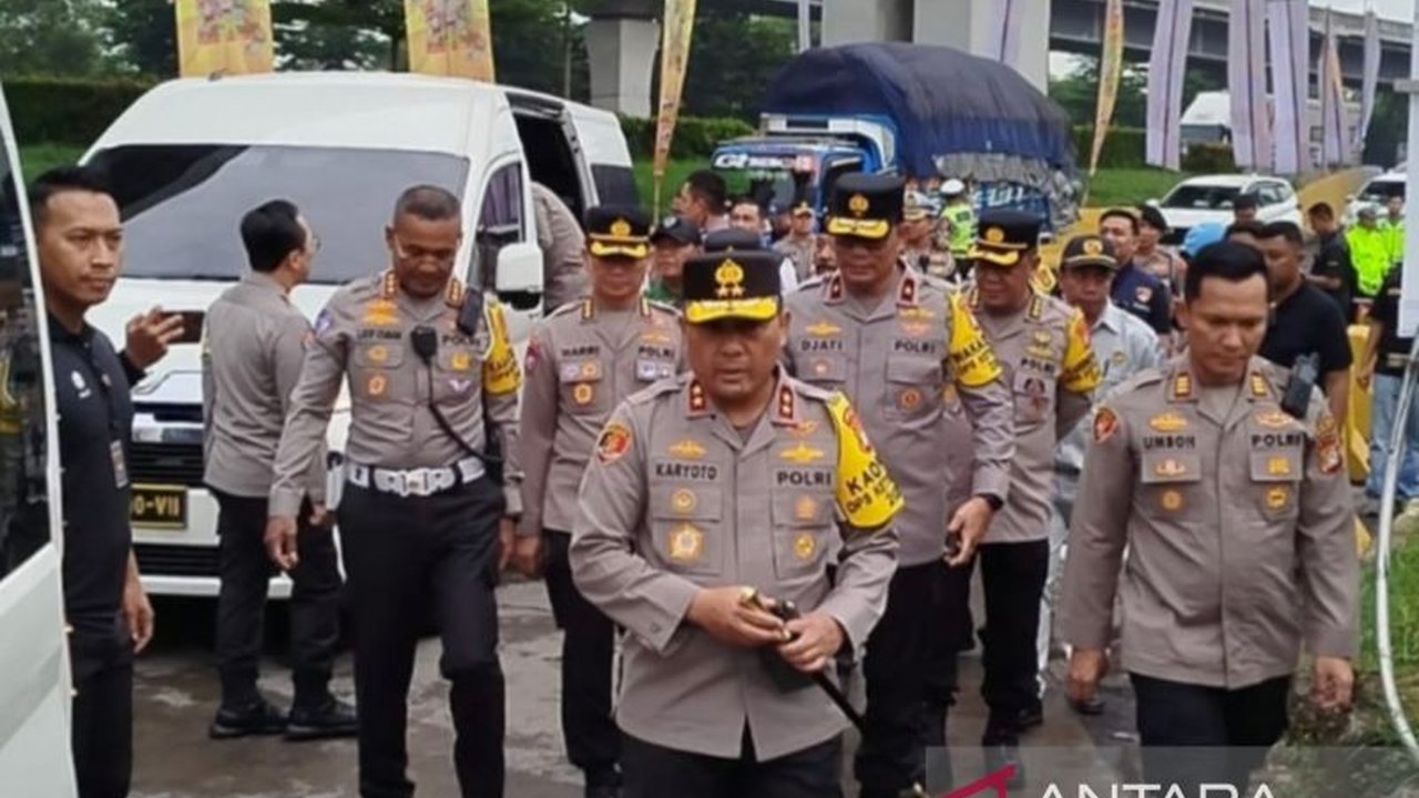 Kapolda Metro Imbau Pemudik: Istirahat Singkat di Rest Area, Hindari Kemacetan!