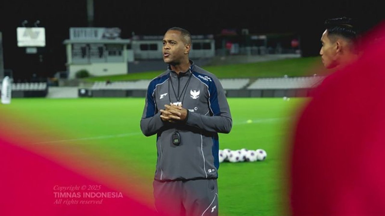 Pengamat sepak bola memprediksi Patrick Kluivert akan mempertahankan strategi Shin Tae-yong di laga melawan Australia, dengan perubahan minimal pada formasi guna menjaga peluang lolos ke Piala Dunia 2026.
