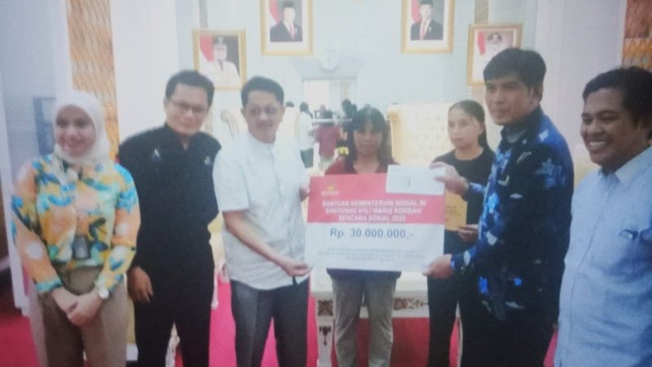 Kementerian Sosial (Kemensos) menyerahkan santunan kematian kepada ahli waris dua warga Luwu Timur, Sulawesi Selatan, yang menjadi korban KKB di Papua, masing-masing sebesar Rp15 juta.