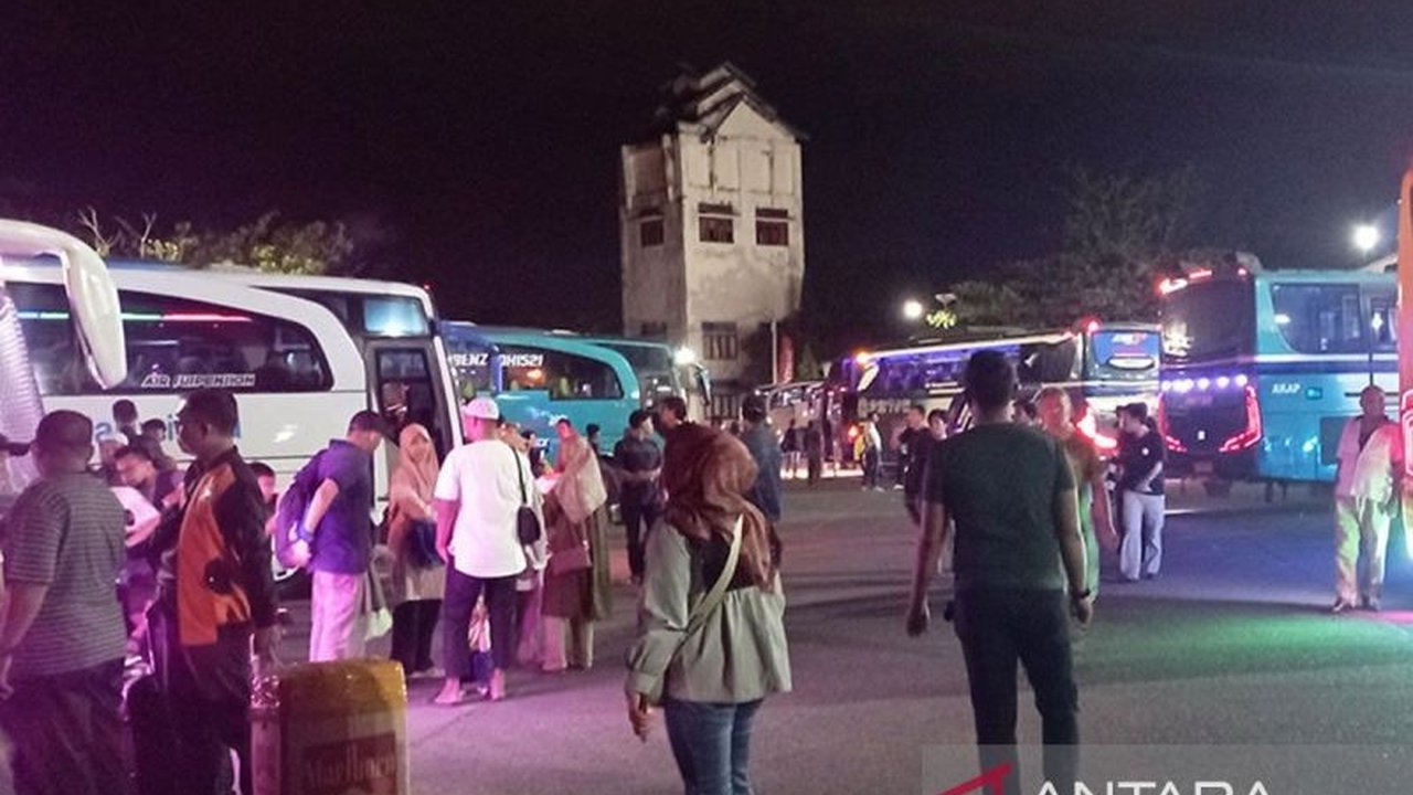 Menjelang Idul Fitri 1446 H, Kemenhub telah menyiapkan 80 bus cadangan di Aceh untuk mengantisipasi lonjakan penumpang mudik, meskipun saat ini arus mudik masih terpantau normal.