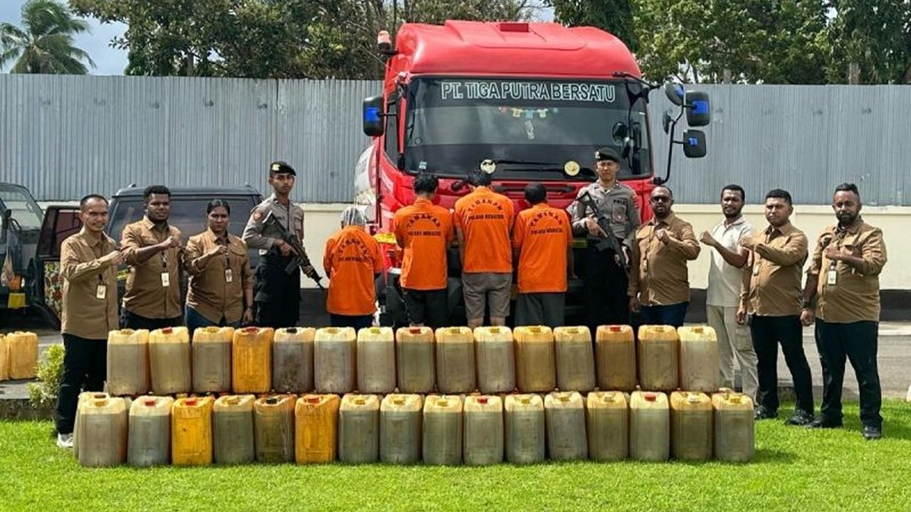 Polda Papua menahan empat tersangka penyalahgunaan BBM bersubsidi jenis biosolar B40 sebanyak 930 liter di Merauke; mereka dijerat UU Migas dan KUHP.