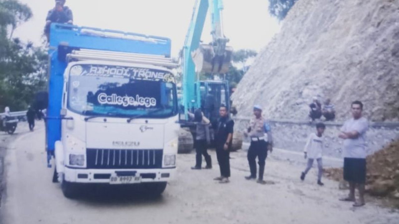 Akses jalan Trans Sulawesi yang sempat terputus akibat longsor di Luwu Timur, Sulawesi Selatan, kini telah kembali dibuka setelah proses pembersihan material longsor selama beberapa jam.